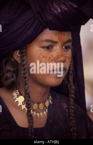 In-Gall, près d'Agadez, Niger femme touareg habillés pour un mariage Bijoux henné cheveux tressés Banque D'Images