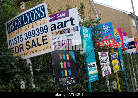 Plusieurs signes à vendre à l'extérieur des maisons individuelles Appartements Banque D'Images