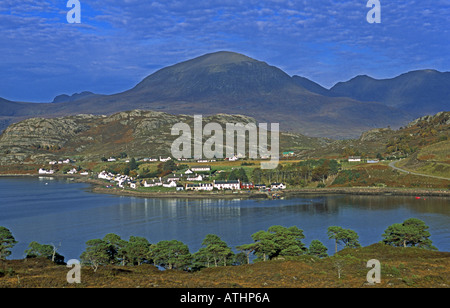 Le village Shieldaig Wester Ross en Écosse avec le Torridon Mountains en arrière-plan. Banque D'Images