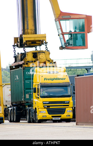 En conteneurs chargés sur un camion Freightliner au terminal de fret ferroviaire à Southampton Banque D'Images