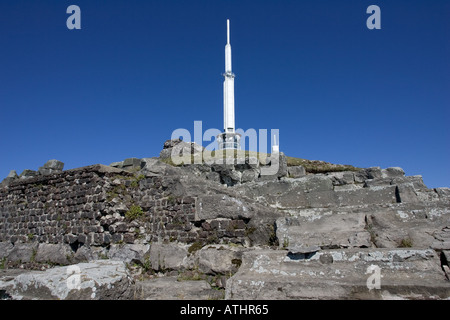 Temple de Mercure gallo romaine avec derrière l'observatoire l'observatoire météorologique au sommet du Puy de Dôme le centre de la France Banque D'Images