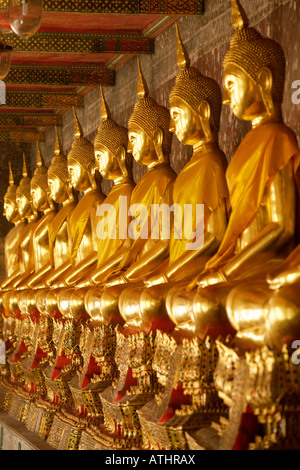 Bouddhas d'or dans la région de Wat Suthat temple à Bangkok Banque D'Images