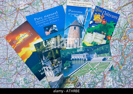 Des brochures touristiques français de châteaux éparpillés sur la carte de France Banque D'Images