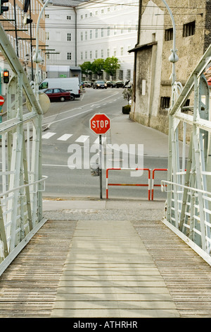 Pied pont sur la Salzach à Salzbourg en Autriche, celle qui a été utilisée dans le son de la musique. Banque D'Images