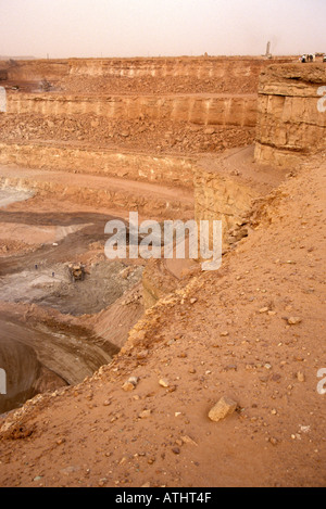 Mine à ciel ouvert d'uranium près d'Arlit, au Niger Banque D'Images