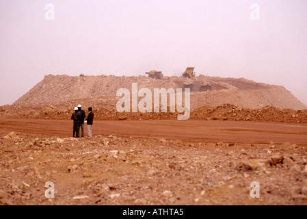 Tas de résidus de la mine d'uranium d'Arlit, au Niger, Banque D'Images