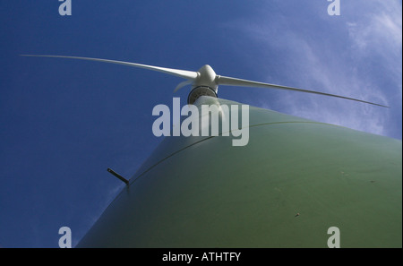 Low Angle View Of A Wind turbine génératrice pieds foulèrent ces couches Banque D'Images