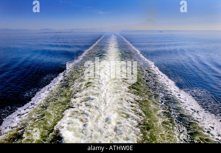 Sentier de ferry dans l'horizon infini avec des tons bleus du ciel et de l'océan avec un sentiment d'air écologiquement propre. Ferry Banque D'Images