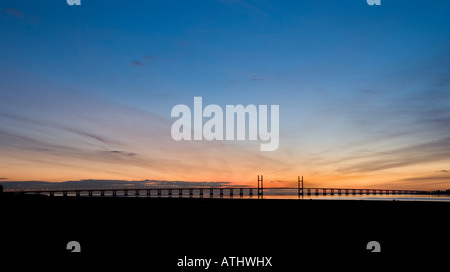 Le deuxième passage de Severn (ouvert 1996), Bristol, Royaume-Uni. Vue du coucher de Aust, près de Bristol, sur le côté anglais de la rivière Severn Banque D'Images