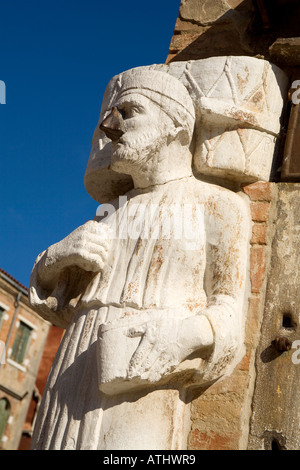 L'une des trois statues de Landes dans le Campo dei Mori à Venise Italie Banque D'Images