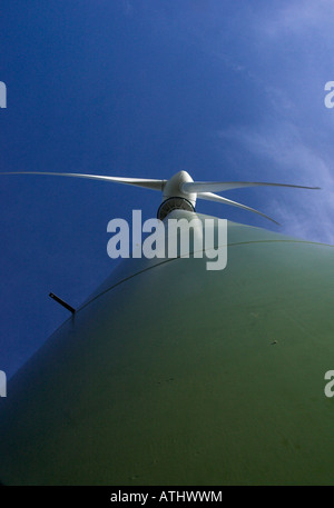 Low Angle View Of A Wind turbine génératrice pieds foulèrent ces couches Banque D'Images