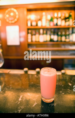 L'apéritif Bellini au Harry's Bar à Venise en Italie, où il a été inventé Banque D'Images