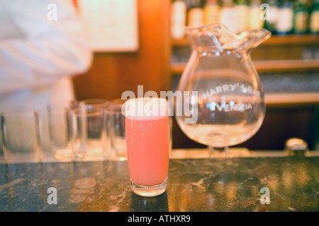 L'apéritif Bellini au Harry's Bar à Venise en Italie, où il a été inventé Banque D'Images