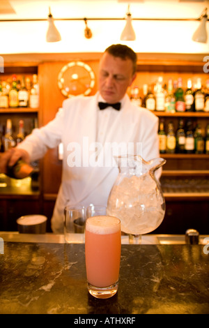 L'apéritif Bellini au Harry's Bar à Venise en Italie, où il a été inventé Banque D'Images