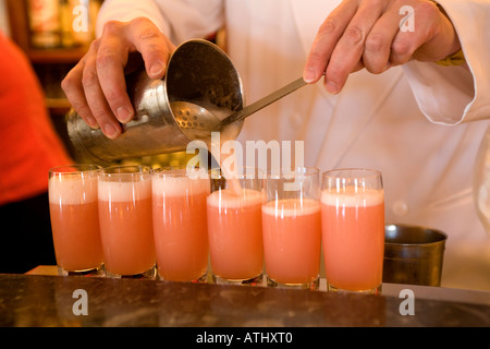 L'apéritif Bellini au Harry's Bar à Venise en Italie, où il a été inventé Banque D'Images