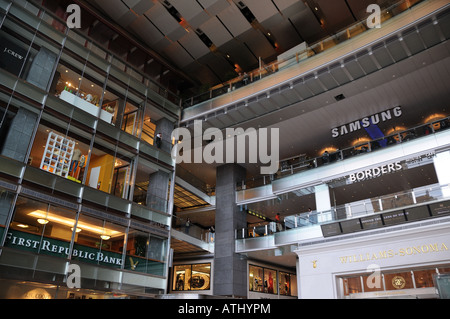 Le hall principal de l'immeuble de Time Warner à Columbus Circle à Manhattan. Banque D'Images