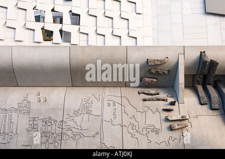 Les pictogrammes de la vieille ville sur le mur du nouveau Parlement écossais sur Canongate à Holyrood, Edinburgh, Lothian, Ecosse Banque D'Images