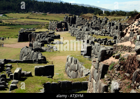 Murs en pierre sculpté Inca au fort de militaires dans les ruines de Sacsayhuaman Cuzco, Pérou, accueil de l'Inti Raymi festival. Banque D'Images