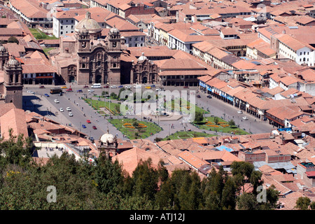 Voir ci-dessus de la capitale Inca de Cuzco, Pérou de la ruines de Sacsayhuaman. Vue sur la Plaza de Armas et terra cota toits Banque D'Images