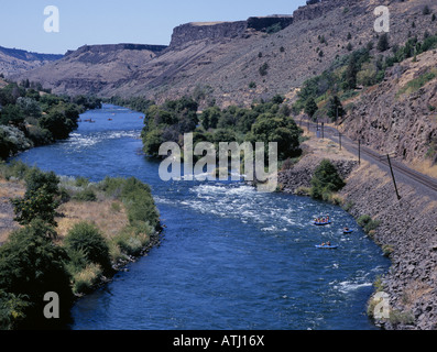 Vue de l'eau blanche chevrons sur la partie inférieure de la rivière Deschutes, près de la ville de Maupin dans le centre de l'Oregon Banque D'Images