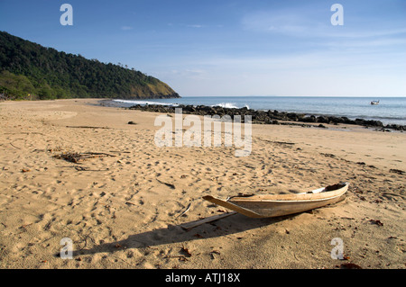 Hat Mai Phai (Mai Phai Beach) avec bateau à rames, Ko Lanta, Thaïlande Banque D'Images