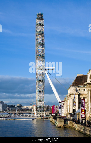 Tout droit sur le côté vue sur le London Eye Banque D'Images