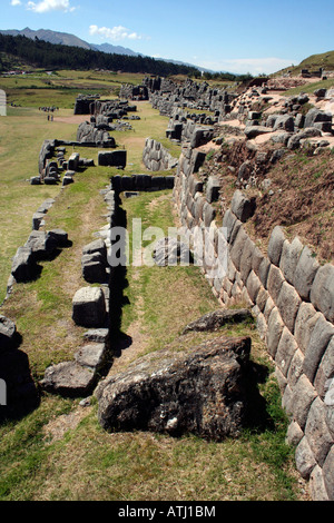 Murs en pierre sculpté Inca au fort de militaires dans les ruines de Sacsayhuaman Cuzco, Pérou, accueil de l'Inti Raymi festival. Banque D'Images