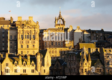 Le centre-ville d'Édimbourg, Lothian, en Ecosse. Vue sur les toits de la vieille ville en direction de la couronne de la Cathédrale Saint-Gilles vue du nord Banque D'Images