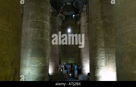 À l'intérieur du temple d'Edfou, Egypte Banque D'Images