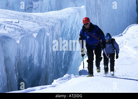Russell Brice - guide de montagne - avec client sur glacier Banque D'Images