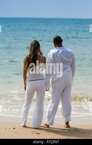Couple au bord de la mer Banque D'Images