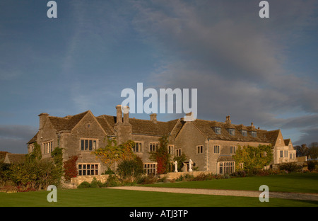 Vieux manoir anglais historique manoir et jardins sur une journée ensoleillée dans les Cotswolds dans le pays de l'ouest en angleterre Banque D'Images