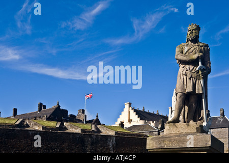 Le roi Robert Bruce statue sous un ciel nuageux dans le château de Stirling en Écosse Banque D'Images