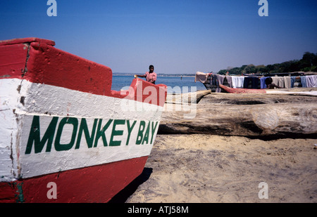 La rive du lac Malawi à Monkey Bay, Malawi, Afrique du Sud Banque D'Images