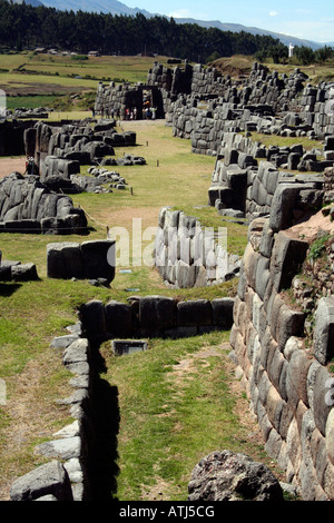 Murs en pierre sculpté Inca au fort de militaires dans les ruines de Sacsayhuaman Cuzco, Pérou, accueil de l'Inti Raymi festival. Banque D'Images