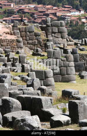 Murs en pierre sculpté Inca au fort militaire des ruines de Sacsayhuaman à Cuzco, Pérou, accueil de l'Inti Raymi festival. Banque D'Images