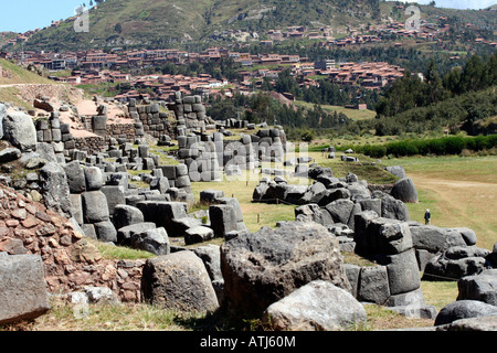 Murs en pierre sculpté Inca au fort militaire des ruines de Sacsayhuaman à Cuzco, Pérou, accueil de l'Inti Raymi festival. Banque D'Images