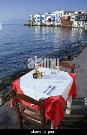 Table pour deux au bord de l'eau dans la Petite Venise, Mykonos, Grèce Banque D'Images