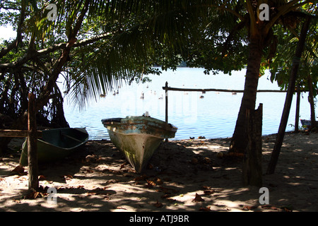 Canoës dans le village de Miami dans le parc national Punta Sal/Jeanette Kawas près de Tela sur la côte nord du Honduras. Banque D'Images