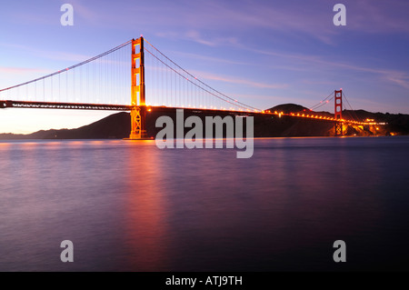 Glowing Golden Gate Bridge dans un contexte de conditions de luminosité nuages à coucher du soleil tourné à partir de la zone de Fort Point Banque D'Images