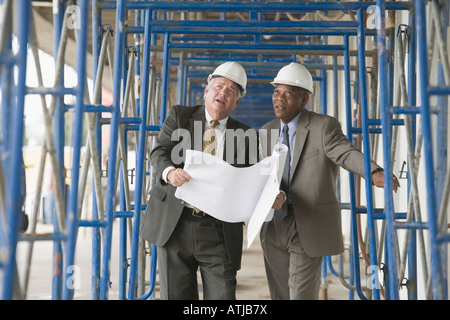 Deux ingénieurs discuter sur un site de construction Banque D'Images