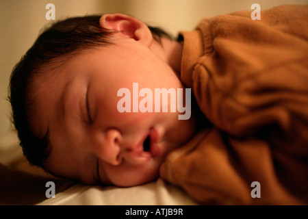 Une semaine bébé fille endormie Banque D'Images