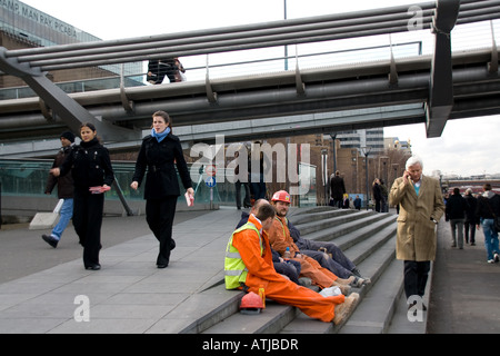 Ouvriers, les touristes et les Londoniens à l'extérieur de la Tate Modern, South Bank, Londres UK Banque D'Images