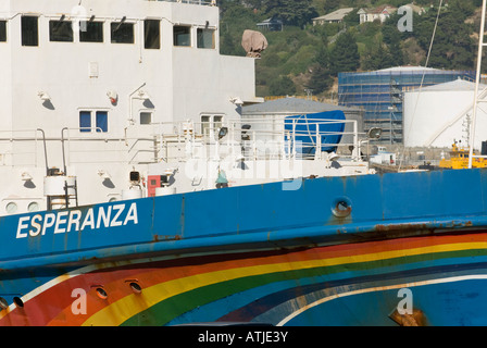 L'Esperanza de Greenpeace dans le port de Lyttelton pour maintenance Banque D'Images