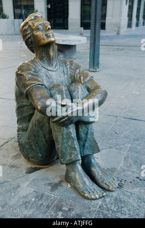 Statue d'homme assis, Zaragoza, Aragon, Espagne Banque D'Images