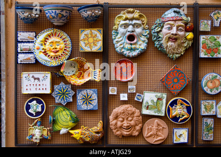 Un tableau d'objets en céramique en vente dans la célèbre station touristique de Sicile Taormina, Italie Banque D'Images