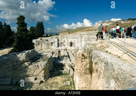La roche massive-cut théâtre grec à Neapolis, Syracuse, Sicile, avec son décor panoramique a été construit au 6e siècle avant J.-C. Banque D'Images