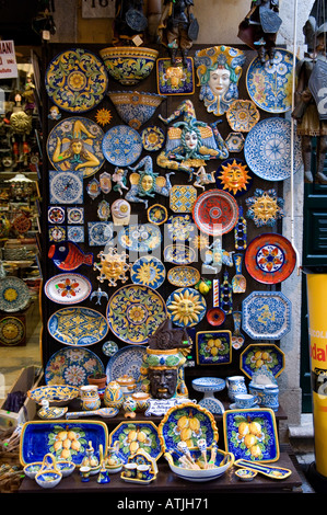 Un assortiment de céramique qui reflètent la diversité de la tradition de la poterie sur Sicile - ici en vente dans la célèbre station balnéaire de Taormina Banque D'Images