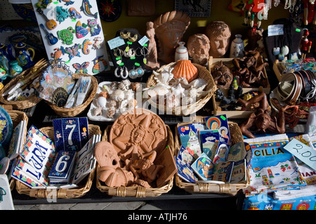 Un assortiment de céramique qui reflètent la diversité de la tradition de la poterie sur Sicile - ici en vente dans la célèbre station balnéaire de Taormina Banque D'Images