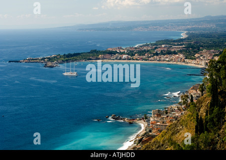 Croisière goélette trois mâts ancré dans le Golfo di Naxos au large de la célèbre plage de Giardini près de Taormina en Sicile Banque D'Images